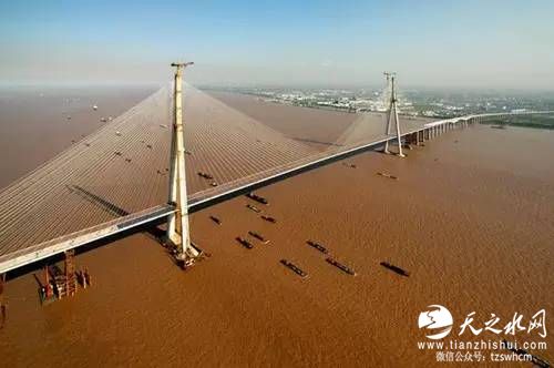 苏通长江大桥位于江苏省东南部，全长34.2公里，2008年6月30日建成通车。苏通大桥的建设创造了1088m斜拉桥最大跨径、300.4m最高索塔、577m最长斜拉索和131根长117m、直径2.8m/2.5m最大群桩基础等四项世界第一，使人类建设斜拉桥的跨越能力首次突破了1000m大关。