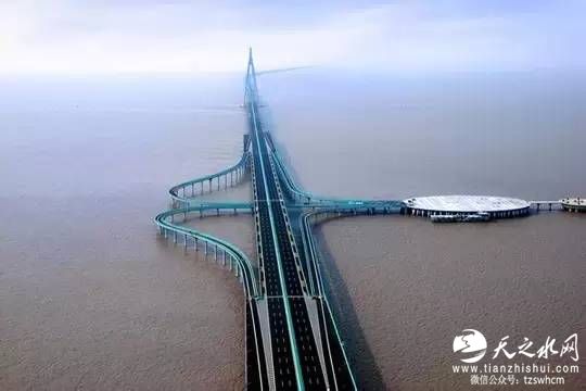 杭州湾跨海大桥是连接长三角的经济枢纽。该桥于2003年11月4日开工建设，2008年5月1日建成通车。桥全长36公里，比连接巴林与沙特的法赫德国王大桥还长11公里，曾保持中国世界纪录协会世界最长的跨海大桥世界纪录。