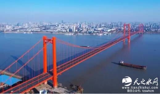 鹦鹉洲长江大桥位于武汉长江大桥上游2.3公里，为武汉市的第八座长江大桥，主桥面为双向8车道。这是世界首座主缆连续的三塔四跨悬索桥，世界同类桥梁中跨度最大的三塔四跨悬索桥。 2014年12月28日正式建成通车。