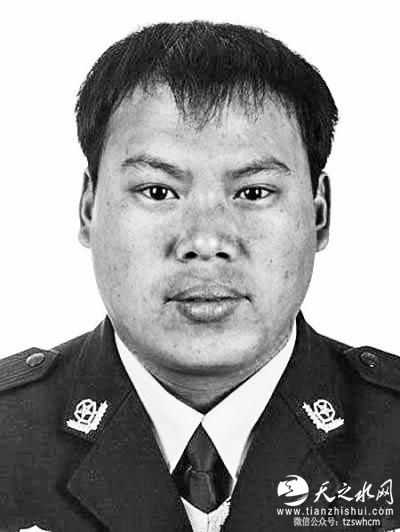 方城县40岁交警责令司机下车遭货车挤压殉职 