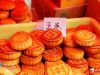 月饼的主要成分是面粉、白糖、猪油和配料，传统月饼的饼皮和莲蓉或者豆沙都加入大量猪油、白糖制成，脂肪成分很高；一个咸蛋黄亦含高脂肪高胆固醇。至于伍仁月饼，以果仁作馅，同属高脂一族。无论哪种月饼都是高热量高糖高脂肪食品，蛋黄月饼还含高胆固醇。进食月饼容易使糖尿病、高血压、高血脂、冠心病等病人病情恶化，加剧动脉硬化并诱发心肌梗塞、中风等疾病。一些特殊人群如糖尿病患者、肥胖者、高血压、高血脂、冠心病患者、慢性胃炎患者、胆囊炎、胆石症患者、婴幼儿、老年人等，中秋佳节，吃月饼要小心病从口入。食用月饼时须节制。