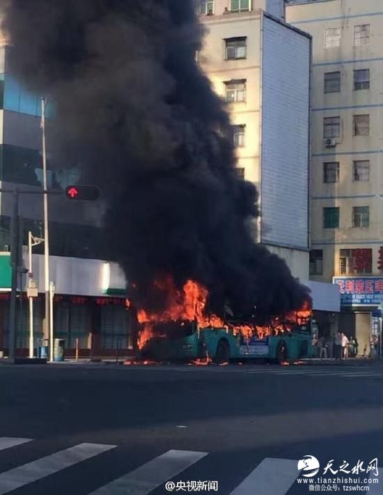 深圳一辆公交车着火 已造成1人身亡