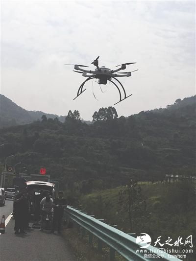 四川启用无人机巡逻 半天抓拍40余件交通违法(图)