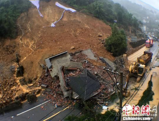 永嘉县S333省道桥头镇闹水坑村段发生山体滑坡。邵建新 摄