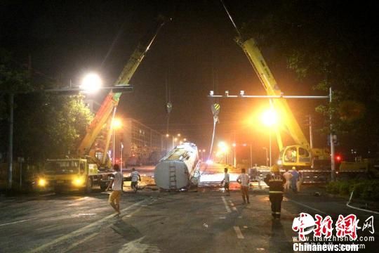 广西北海一硫酸槽罐车侧翻泄漏 多部门紧急处置