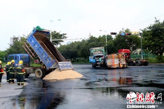 广西北海一硫酸槽罐车侧翻泄漏 多部门紧急处置