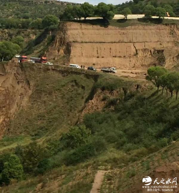 陕西群众修垮塌公路并收费 官方回应：群众不让修