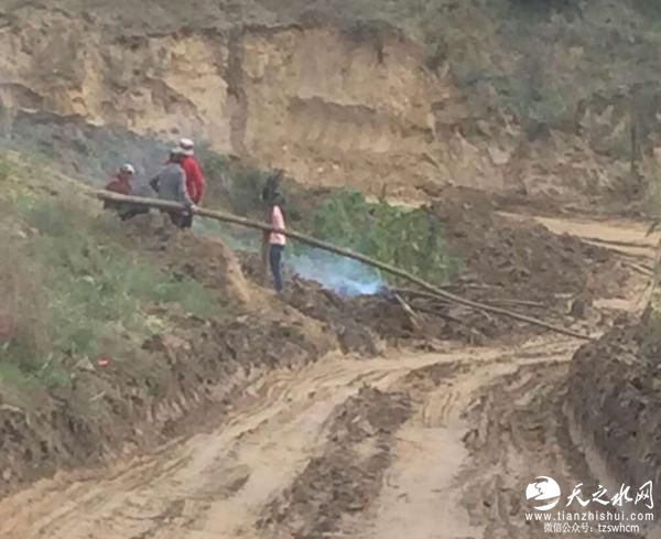 陕西群众修垮塌公路并收费 官方回应：群众不让修