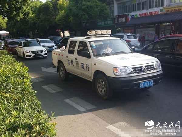 江苏一执法车送受伤同事就医 纪委：超范围用公车