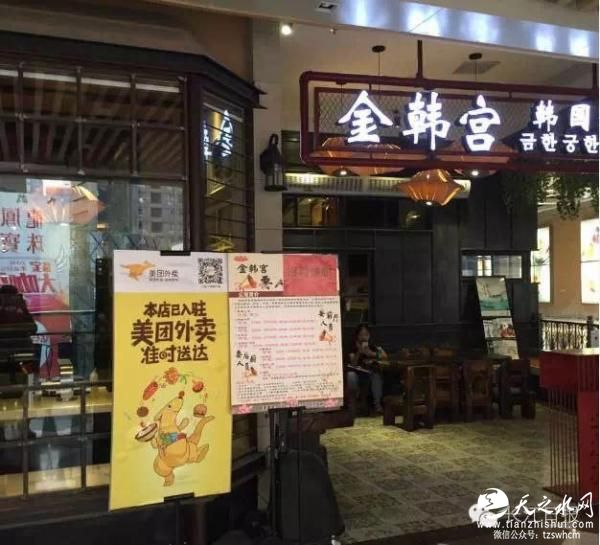 武汉警方解救被男子劫持女孩 武警踢落嫌犯刀具