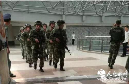 武汉警方解救被男子劫持女孩 武警踢落嫌犯刀具