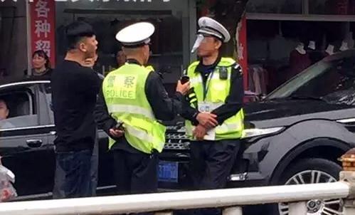 江苏常州溧阳一陆虎车主王某因不服违章停车被处理，竟将违停告知单撕下来，贴在辅警的头上。 中国江苏网 图