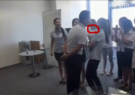 员工正在用嘴传递东西时，东西掉落。 来源：视频截图