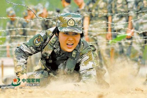 一次，全连男兵集合外出执行任务，连队门前摆放着十几个专业器材箱。突然乌云滚滚，一场大雨即将来临。“怎么办？器材箱里的设备可不能被雨淋了。”看着笨重的器材箱，连队留守的几名女兵心急不已。“大家一起来，先抬精密元件！”焦力第一个冲出去，抬起半米高的器材箱就向室内转移。在她带动下，女兵们肩扛手抬，很快把器材搬运完毕，焦力手臂却被划出一道血口子。