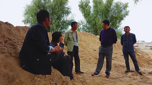 玉米铲除这么多天了，大界村的村民还在和干部争辩转基因的事。