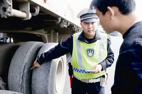 央视网消息刚刚过去的十一黄金周，免费通行的“高速公路”每天车水马龙，南来的游子、北往的游客在这里汇聚又擦肩而过。如果他们有山东的亲朋，出发之前，定会被嘱咐一句：“上高速前问海波。”