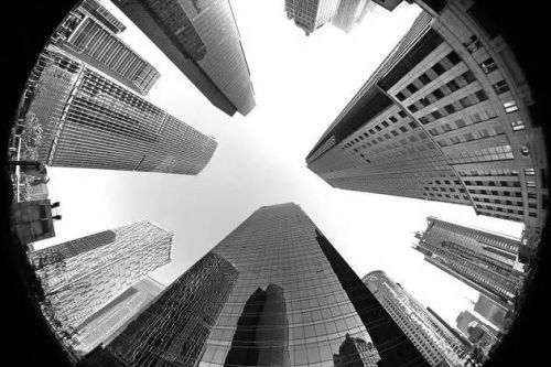 限购杀威棒下，楼市一夜变天，多个城市成交量速降，卖方市场瞬间变成买方市场。