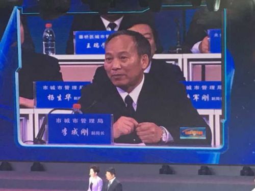 提起城管示范街脏乱差的情况，副局长李成刚有点紧张，手一直在抖。