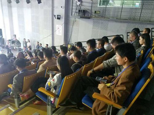 在第一轮的满意度现场调查中，52%的观众表示满意。