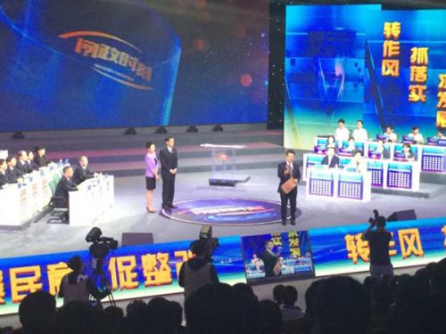 本期问政的最后，节目组送给城管局严石局长一份通过网络选出的市民代表的礼物，是一个放大镜。