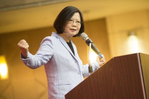 种种迹象显示，蔡英文当局的安全战略开始从马英九政府的“亲美、友日、和中”，逐步转变成“亲美、友日、远中”的趋势。问题是，美日等国为了自身利益，随时还是会把台湾出卖，菲律宾提请南海仲裁案结果、台湾今年无法参与国际民航大会（ICAO）就是明显的例子。文章最后提醒蔡英文当局，千万不要误判情势，一意孤行。