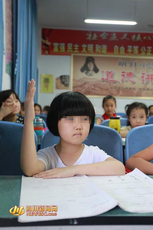 虽患有重病，但佳佳从不缺席一堂课。四川新闻网 图