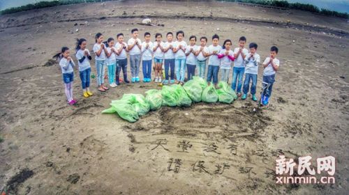 孩子们祈祷呼吁“天堂没有垃圾，请保护环境”。
