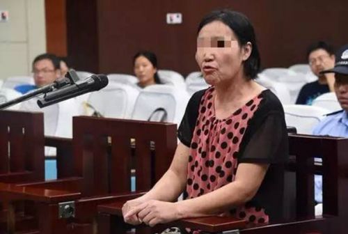 王小英在法庭上。图片来自网络