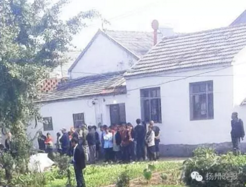 原标题：扬州14岁女孩吊死在家中 疑因模仿家人治疗颈椎