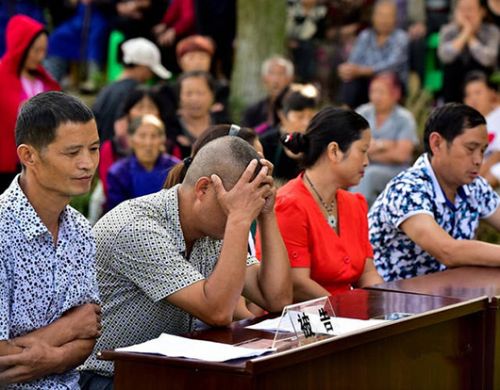 游贵建议将老人送去养老院，费用由4兄妹出钱。小儿子游全则建议母亲由4兄妹轮流照顾，或者送养老院，“如遇到生病，医疗费也不用均摊，生病时在谁家，就由谁家全包”。