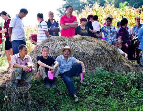 整个庭审进行了一个多小时，“用巡回法庭的形式开庭审理赡养纠纷案件，一次庭审的效果，比10次普法宣传的效果都好得多。”祝增巧说。