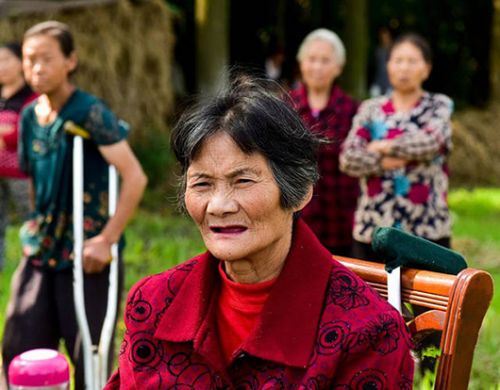 老人的诉求是：两儿两女每人每月各付赡养费100元，生病住院的费用及去世后的丧葬费由四人分摊；林秀芝的承包田由长子游贵耕种，每月给原告大米30公斤；要求随长子游贵生活，并由其提供住房。