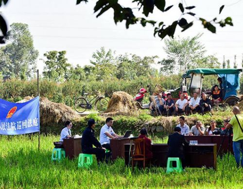 “我们都不懂法，正好学一下法嘛。”村民李女士说，她印象最深的是不管有没有拿到家产，儿女都要养老人，出嫁后的女儿也不例外，“真该让儿女们都来听一听。”