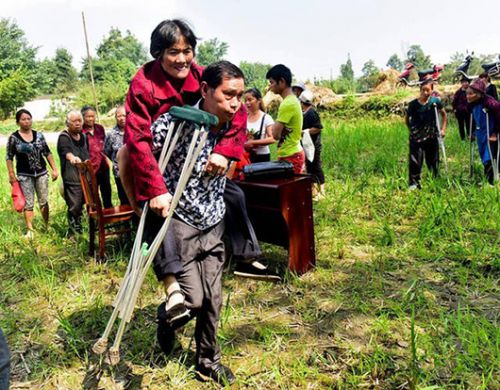 四川：73岁老母亲状告儿女 庭审开在田坝里