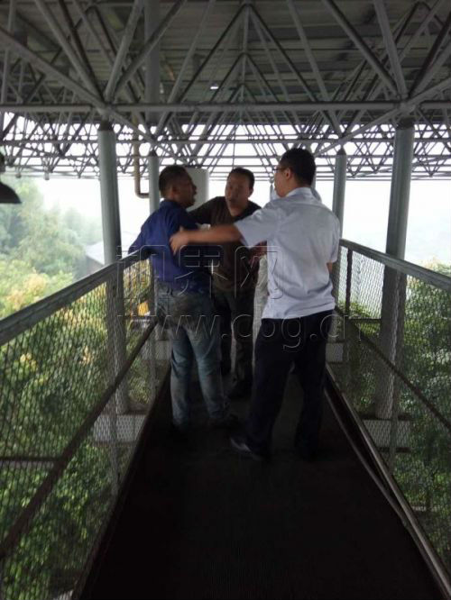 男子省钱徒步上高速 被劝离后 “跳桥”以死相逼