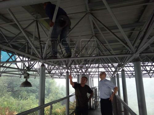 10月8日中午左右，一名中年男子步行进入G93成渝环线高速公路沙坪坝主线站。执法人员发现后对其劝阻，不料男子却走上收费站人行天桥，并爬上天桥顶端支架，称“不准上高速就跳桥”。重庆高速执法十大队执法人员一边竭力劝说，一边拨打青木关派出所报警电话，并关闭了下方对应车道。经过10多分钟的耐心解释和劝说，男子终于走下天桥。