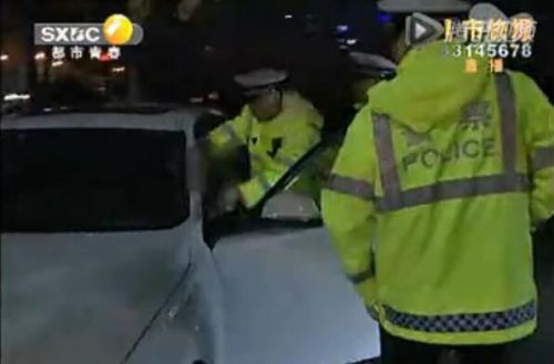 西安交警夜查酒驾 宝马司机被查跪地上崩溃大哭