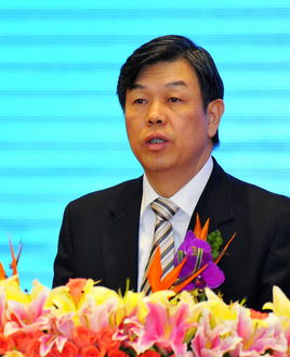 男，汉族，1955年11月出生，江苏丹阳人，中共党员，1988年7月复旦大学国际政治系政治学（行政管理）专业干部专修班毕业，2001年7月上海大学成人教育学院（夜大）管理工程专业毕业，在职大学学历，高级工程师。