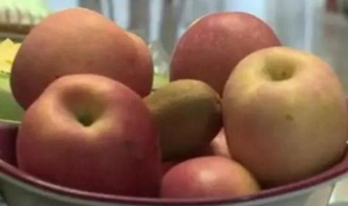 高先生买来的“宝贝”，高先生将猕猴桃和其他水果放在一起很多天。 （来自：现代快报）