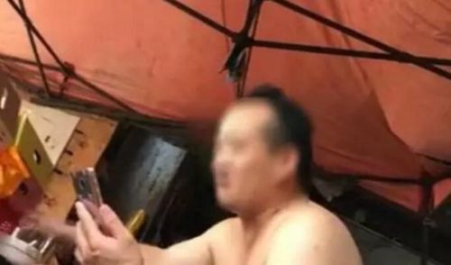 当记者找到商家，商家先是一笑，然后表示有些东西不能讲，反正你要这种就可以给你弄好。在记者反复询问下，商家终于说出了实情，原来他们给猕猴桃表面，涂了一种药，百分之百保证至少三个月不坏。为了搞清楚猕猴桃上到底加了什么药，记者将其送到了食品检疫检验中心。经检测，猕猴桃中的二氧化硫和甲醛均符合国家标准，但还有二氧化硫残留！不过化验员表示，猕猴桃已经四个月了，不排除里面含有的一些成分已经挥发。化验员建议：不要吃这种保质期太长的食品食用保质期太长的食品会对呼吸道或口腔粘膜，有一定刺激作用，大量的话甚至有致癌危险！专家解释：猕猴桃存在“后熟性”，需提前采摘 ，一个月以内成熟属正常。超过一个月未熟基本不可能再成熟，不建议食用。成熟度恰好的猕猴桃怎么挑？一闻香气：若果实质地过硬，无香气，则成熟度不高，味酸而涩，不宜购买和食用。二捏硬度：注意表面的茸毛是否完整，软塌塌的猕猴桃不要购买，里面都烂了（很多水果摊贩用这种快要烂的猕猴桃搞促销，大家千万别图便宜购买）。挑选时应选择略带香气，质地稍硬而不过硬的那种。三看色泽：在颜色上应挑颜色略深的那种，外皮接近土黄色，这是日照充足的象征，也更甜。