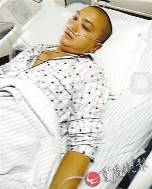 蒋波躺在医院。 重庆晚报 图