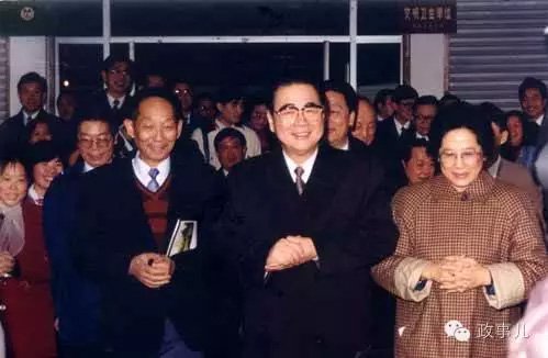 “政事儿”(微信ID：gcxxjgzh)注意到，2001年，《光明日报》曾刊登一篇署名为袁隆平的文章，文中讲述了袁隆平与李鹏的故事。