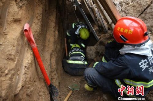 场地受限，消防人员进行人工挖掘。 毕西洋 摄