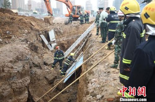 为防止现场二次塌方，消防人员用挡板进行加固。 毕西洋 摄