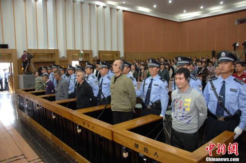 2012年11月6日，湄公河中国船员遇害案在昆明市中级人民法院一审公开宣判。该案主犯糯康、桑康·乍萨、依莱、扎西卡四人数罪并罚判处死刑，另两名被告扎波和扎拖波分别被判处死缓和有期徒刑8年。图为糯康等六名罪犯在接受宣判。中新社发张浩林摄