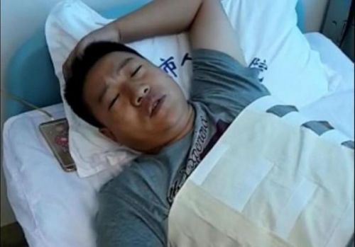 记者钱云飞躺在病床上视频截图。 重庆日报 图