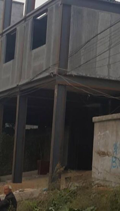 事发时间大约在上午10点左右，当时一村民为多获国家赔偿，请人加盖房屋，加盖到第三层，楼板突然掉落，砸向二楼，致房屋倒塌，多人被埋。