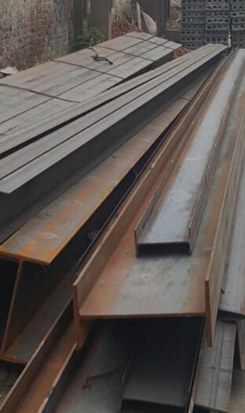 现场可以看到，村民加盖的房屋，只有角钢和楼板，质量很差。