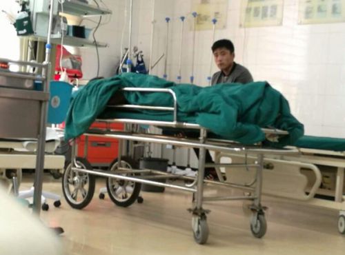 目前，救援仍在进行中。（原题为《官方通报！郑州古荥镇村民加盖房屋时坍塌 致1死5伤》）