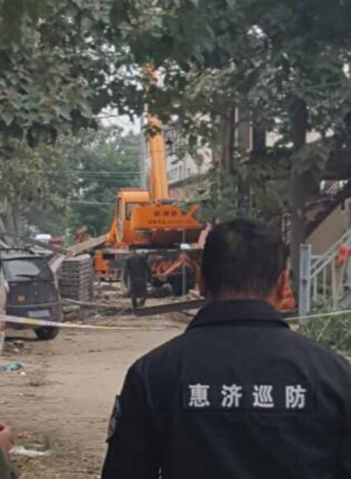 事发现场已被当地政府派出的工作人员围了起来。村民均不愿接受采访。